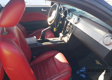 2005 Ford Mustang V6 Deluxe/V6 Premium z USA, uszkodzony, nr VIN 1ZVFT80N355224477